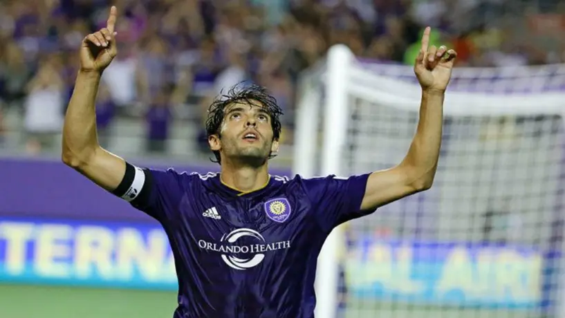 Árbitra amonestó a Kaká y se tomó una selfie con el exastro brasileño