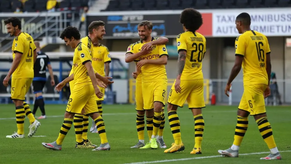Borussia Dortmund goleó al Paderborn y se mantiene con vida en pelea por el título