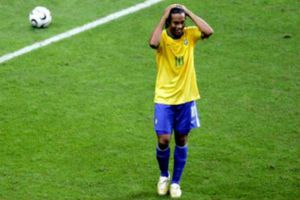 Ronaldinho perdió partido de futbol-tenis contra un ladrón y un asesino