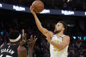 Stephen Curry volvió a la duela con Warriors en derrota ante Raptors