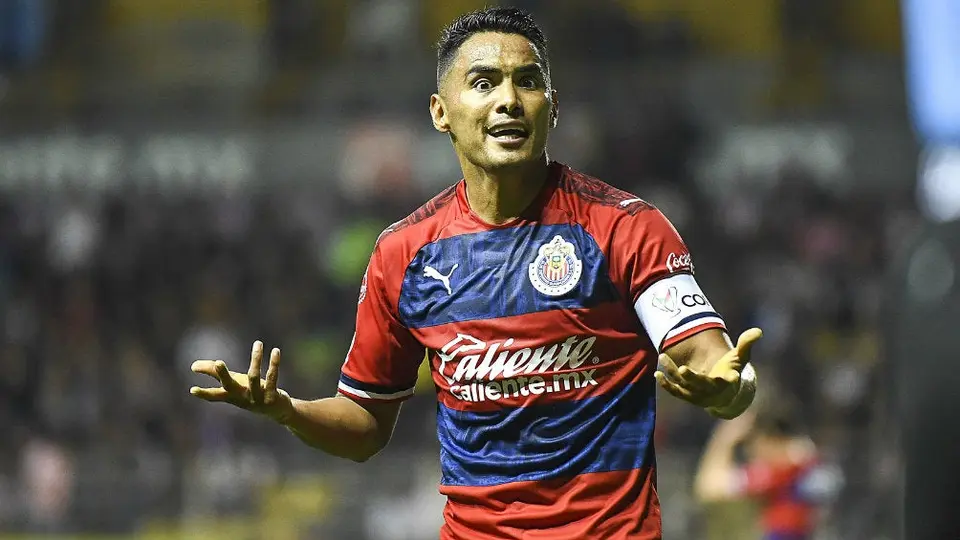 Chivas: Chofis López y José Juan Vázquez, baja del Rebaño por influenza