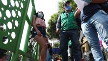 Autoridades mexicanas ayudan a trabajadoras sexuales ante crisis de coronavirus