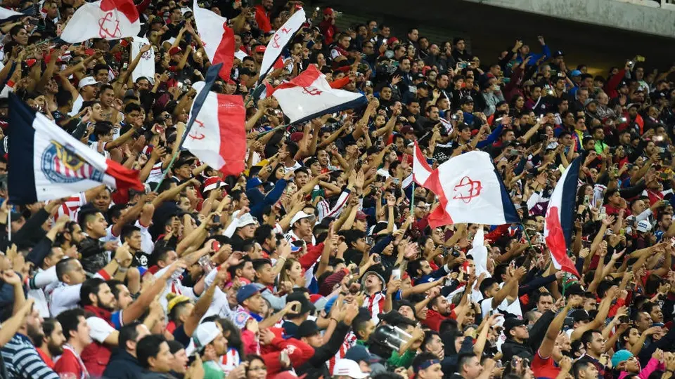 Chivas: Jugadores despertaron con serenata de aficionados en San Luis Potosí