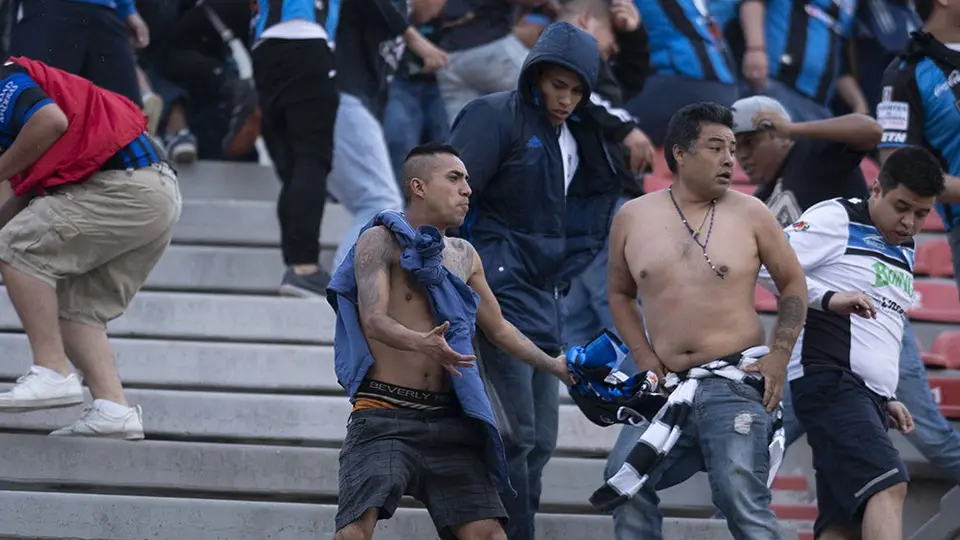 Golpiza en las tribunas del Alfonso Lastras suspendió el San Luis vs Querétaro