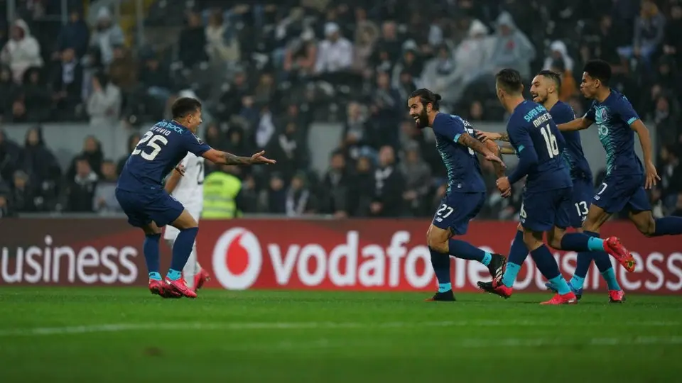 Porto derrotó al Vitória Guimaraes y ya le pisa los talones al Benfica