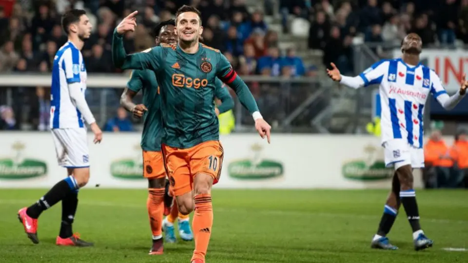 Edson Álvarez tuvo minutos en la victoria del Ajax sobre el Heerenveen