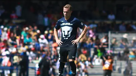 Abraham González despidió a su abuelo con una playera de Pumas
