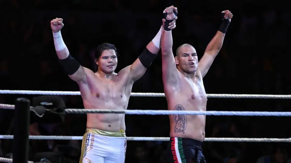 Caín Velásquez y Humberto Carrillo vencieron a The O.C en WWE México