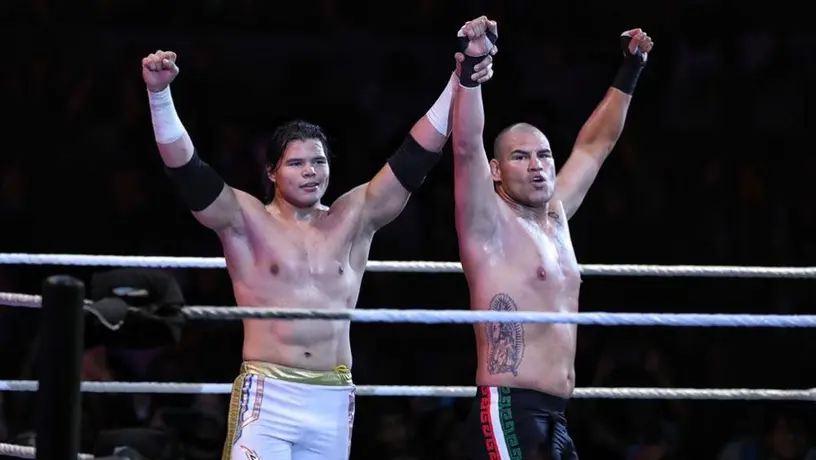 Caín Velásquez y Humberto Carrillo vencieron a The O.C en WWE México