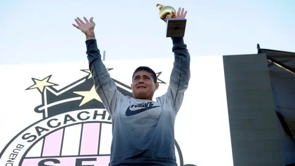 Futbolista argentino, el ídolo del Sacachispas que es basurero