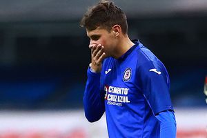 Umbro trolleó a Cruz Azul por borrar su logo