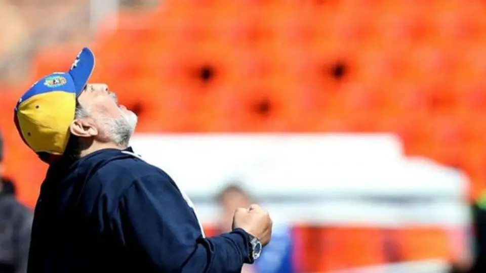 Maradona rompe en llanto: 'Ayuden a comer a la gente'