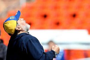 Maradona rompe en llanto: 'Ayuden a comer a la gente'