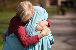 Coronavirus: Madre cubrió a su hija enfermera con una manta para poder abrazarla