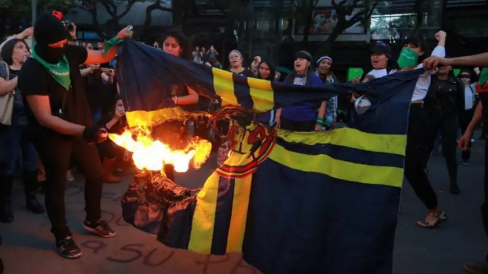 Manifestantes feministas queman bandera del América como protesta