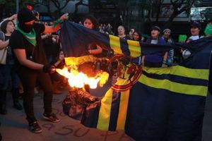 Manifestantes feministas queman bandera del América como protesta