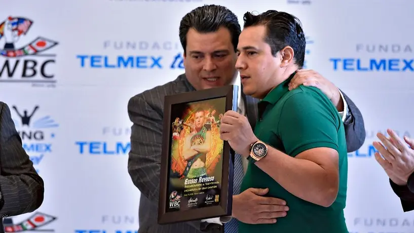 Eddy Reynoso rifará guantes del 'Canelo' en pro de familias afectadas por el Coronavirus 