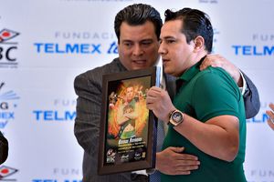 Eddy Reynoso rifará guantes del 'Canelo' en pro de familias afectadas por el Coronavirus 