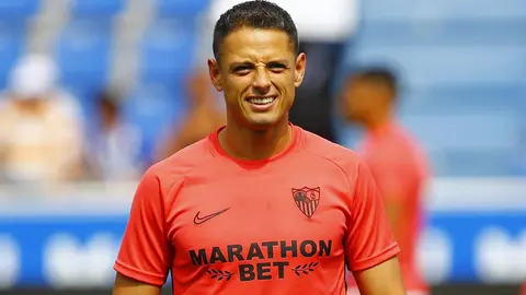 Chicharito Hernández debuta con Sevilla en victoria ante Alavés