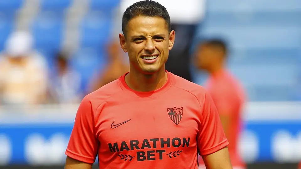 Chicharito Hernández debuta con Sevilla en victoria ante Alavés
