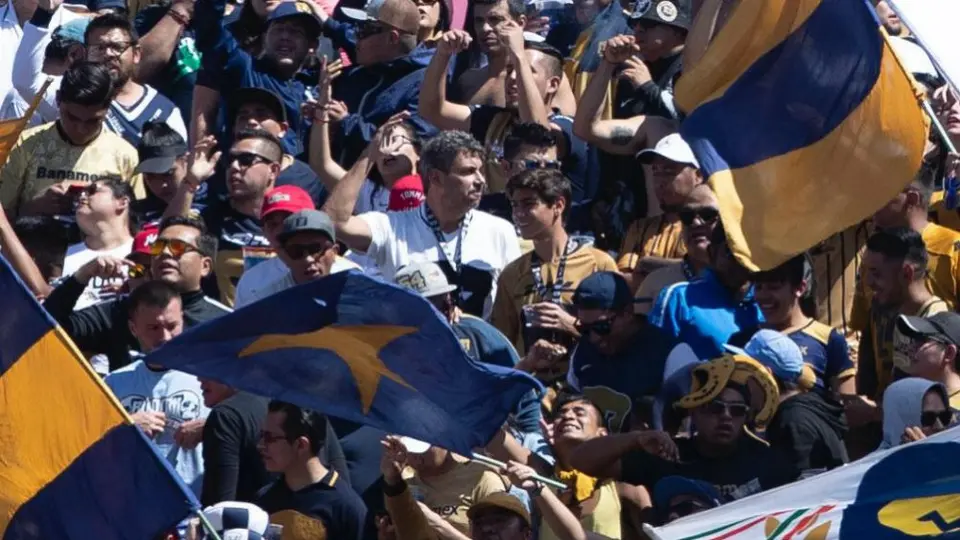 Arturo Elías Ayub disfruta del Pumas vs San Luis en compañía de La Rebel