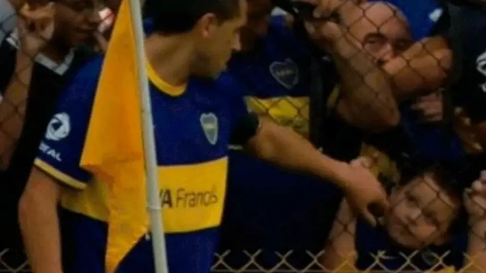 Riquelme encontró con ayuda de las redes sociales a niño que saludo en la Bombonera