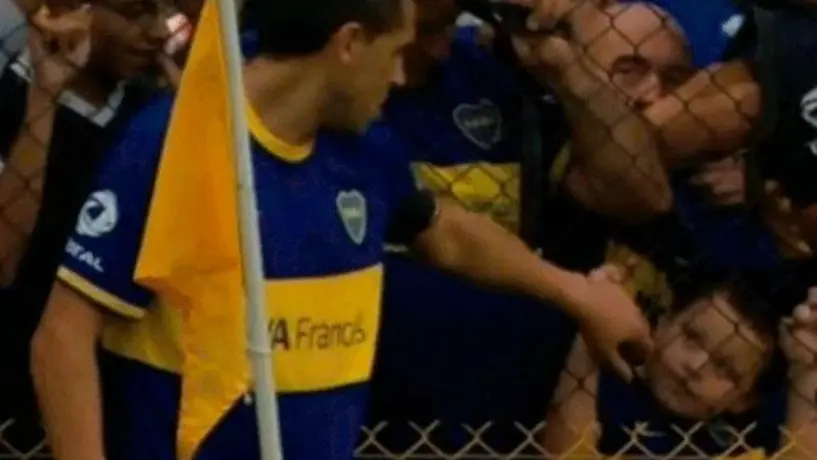 Riquelme encontró con ayuda de las redes sociales a niño que saludo en la Bombonera