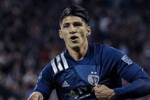 Alan Pulido respondió a críticas por su 'polémico' cubrebocas