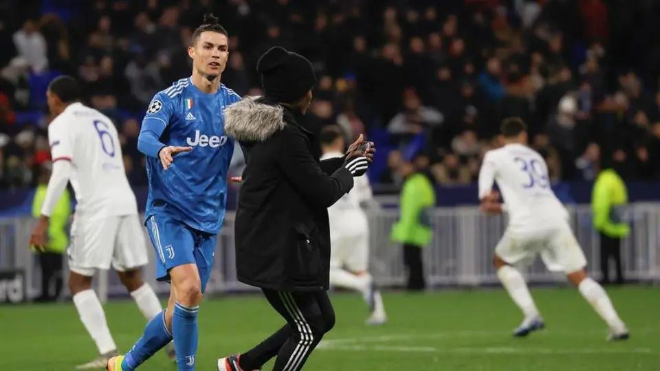 VIDEO: Cristiano Ronaldo empujó a aficionada en partido de Champions League