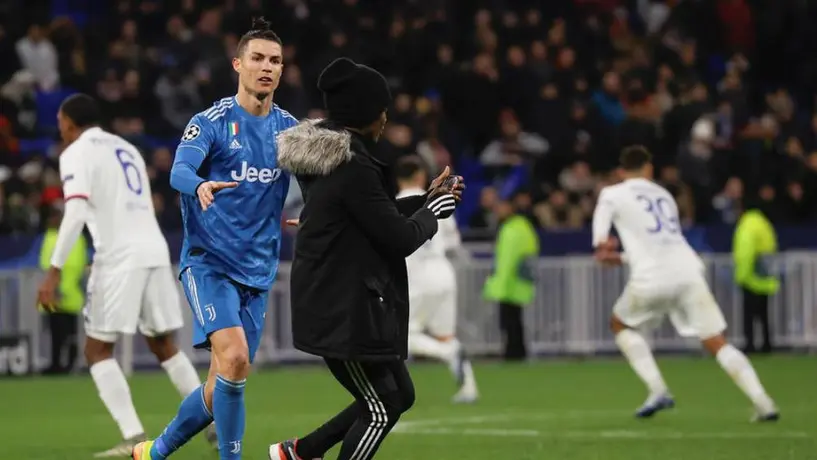 VIDEO: Cristiano Ronaldo empujó a aficionada en partido de Champions League