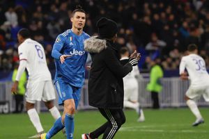 VIDEO: Cristiano Ronaldo empujó a aficionada en partido de Champions League