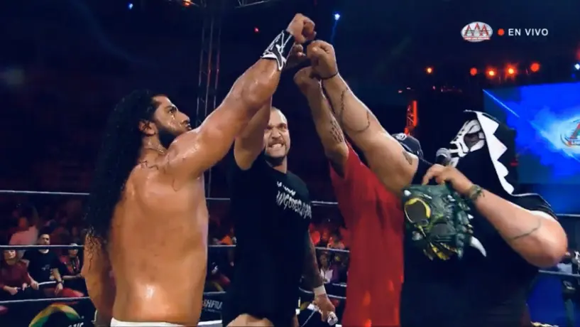 Rush unió fuerzas con los 'Ingobernables' y derrotó a Psycho Clown