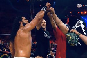 Rush unió fuerzas con los 'Ingobernables' y derrotó a Psycho Clown