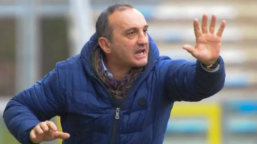 Entrenador italiano fue expulsado por golpear a su jugador 