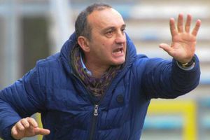 Entrenador italiano fue expulsado por golpear a su jugador 