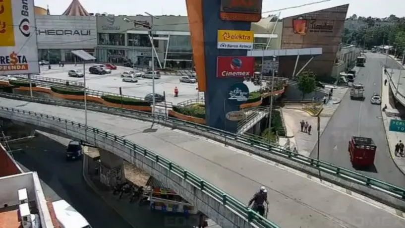 VIDEO: Mujer policía evita que un hombre se arroje de un puente de Naucalpan