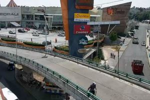 VIDEO: Mujer policía evita que un hombre se arroje de un puente de Naucalpan