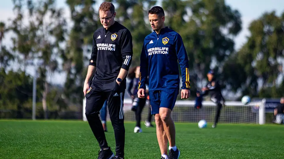 Chicharito no ha entrenado al parejo con Galaxy por falta de visa