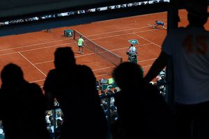 Roland Garros analiza retardar su inicio y jugar sin público