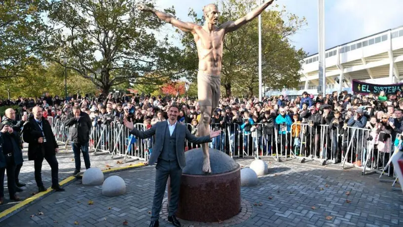 Estatua de Zlatan fue vandalizada tras convertirse en copropietario del Hammarby