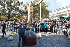 Estatua de Zlatan fue vandalizada tras convertirse en copropietario del Hammarby