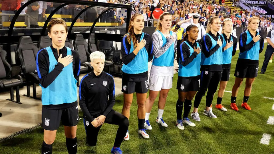 Federación de EU consideraría permitir que futbolistas se arrodillen durante el himno
