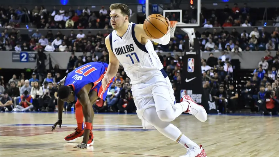 Luka Doncic guió a los Mavericks al triunfo vs Pistons en la Arena CDMX