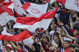 Video: Mujer es captada lanzando vaso en el Akron y se vuelve #LadyCerveza