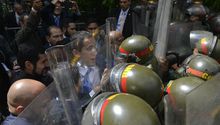 VIDEO: Juan Guaidó, reelegido presidente del congreso de Venezuela entre empujones