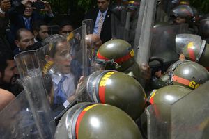 VIDEO: Juan Guaidó, reelegido presidente del congreso de Venezuela entre empujones