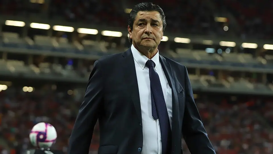Luis Fernando Tena dirigió equipo de las Fuerzas Armadas antes de llegar a Chivas