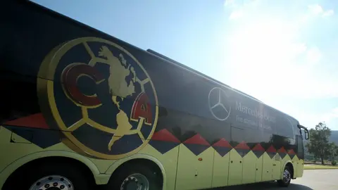 América: Autobús dio 'banquetazo' a la salida del Estadio Morelos
