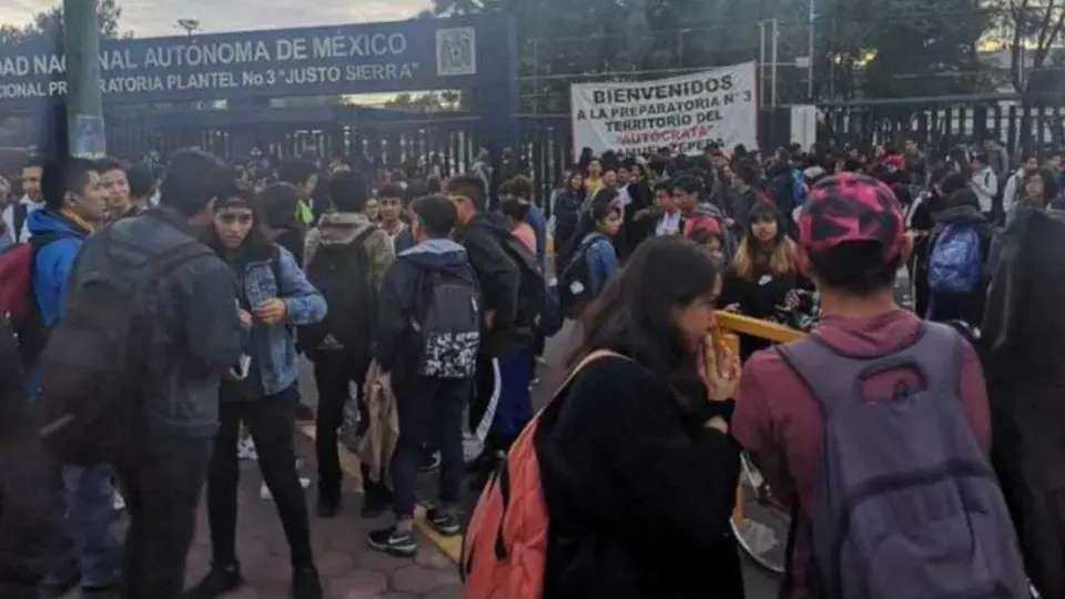 Alumnas de la Prepa 3 exigen renuncia de académicos por acoso