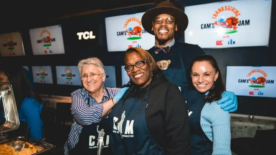 Cam Newton regaló más de mil cenas de Acción de Gracias
